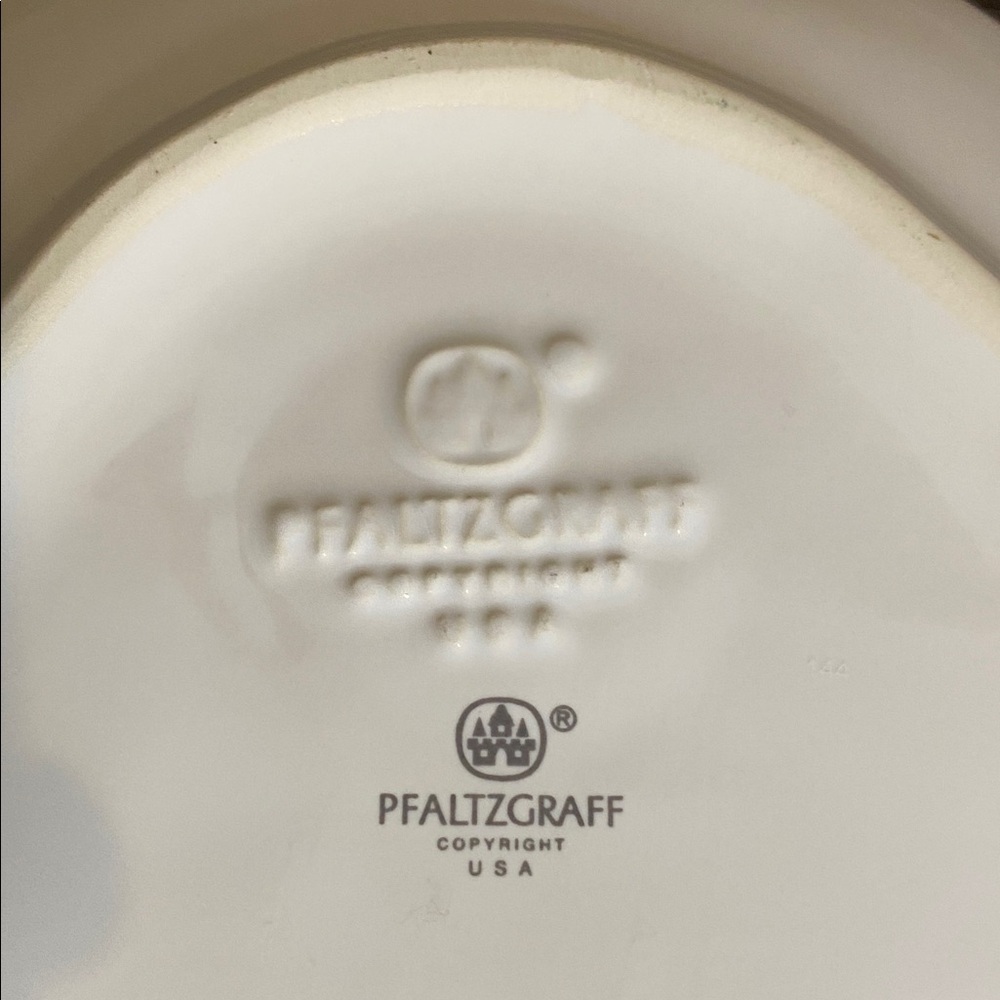 Pfaltzgraff Winterberry Embossed Santa Claus Ceramic Plate with Green Trim. - Picture 9 of 10